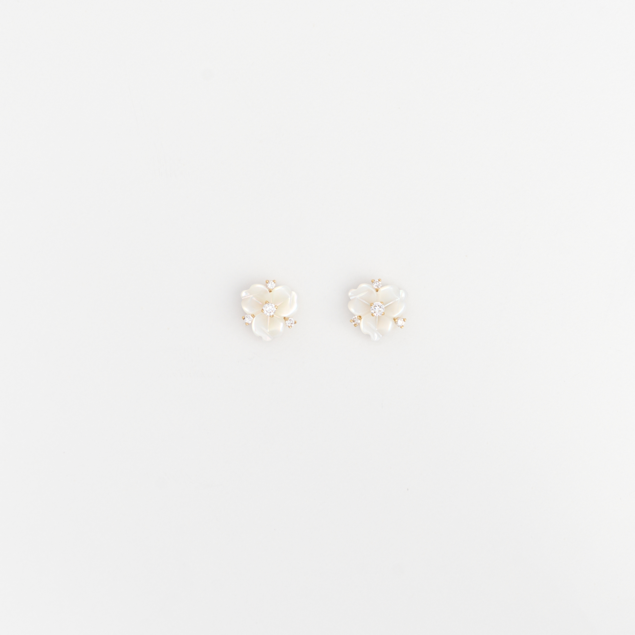 Mother of Pearl Flower Stud Earrings – Perlaine