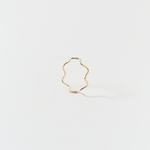 Side view of Tania’s 14k gold twisted band ring