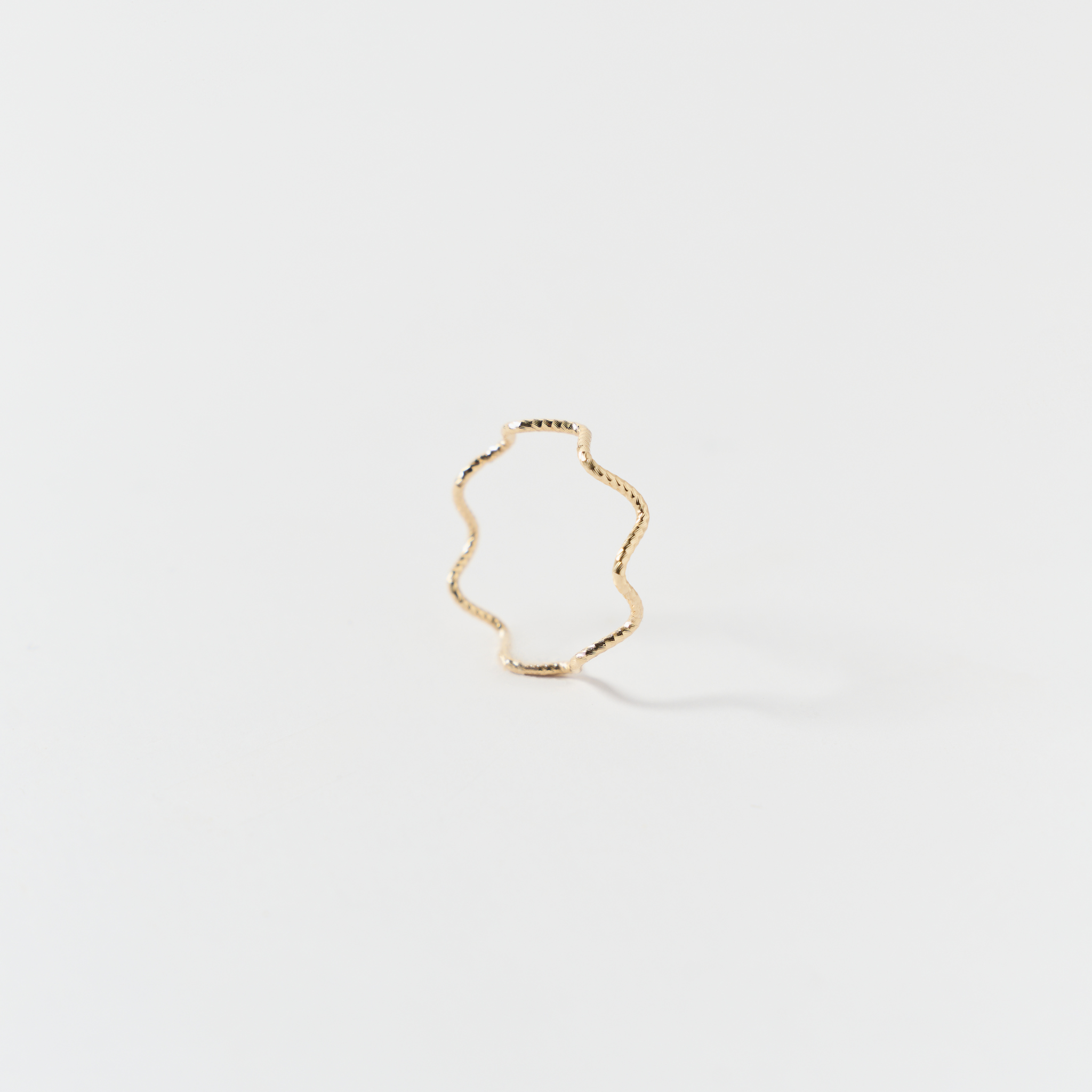 Side view of Tania’s 14k gold twisted band ring